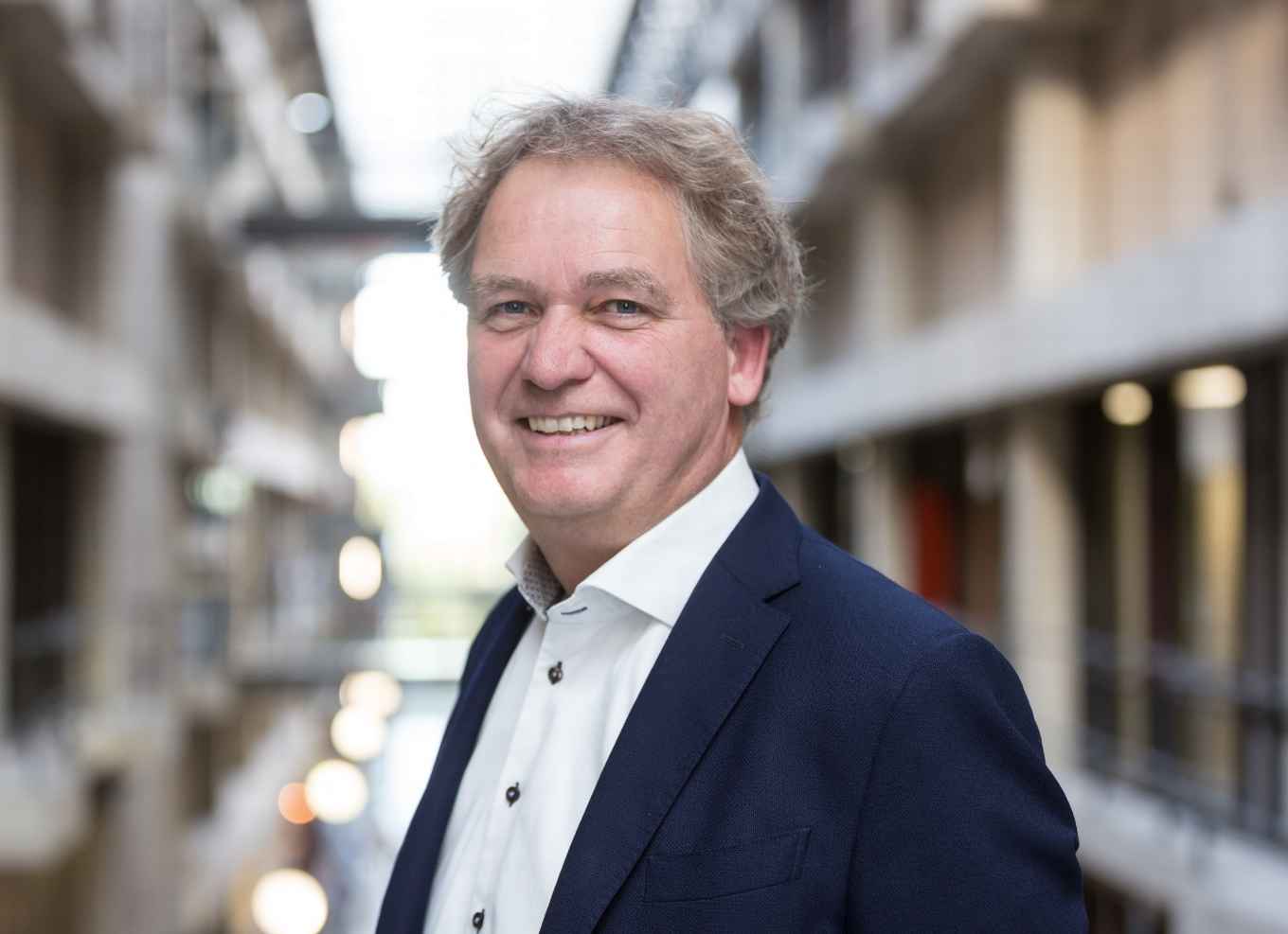 Prof Niek de Vries