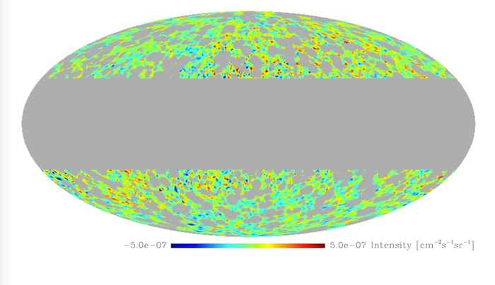 Variaties in de isotrope gamma-achtergrondstraling in het heelal, gebaseerd op meetgegevens van de Fermi Telescoop over een periode van 81 maanden. De gammastraling van onze eigen Melkweg is gemaskeerd.